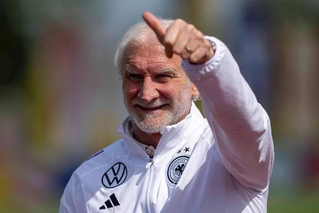 Sport Themen der Woche KW24 Sport Bilder des Tages Fussball: Nationalmannschaft, oeffentliches Training am 10.06.2024 in Herzogenaurach. Rudi Voeller (DFB Sportdirektor) ist gut gelaunt beim oeffentlichen Training und reckt den Daumen in die Hoehe. Wichtiger Hinweis: Gemaess den Vorgaben der FIFA bzw. der UEFA ist es untersagt, in dem Stadion und oder vom Spiel angefertigte Fotoaufnahmen in Form von Sequenzbildern und oder videoaehnlichen Fotostrecken zu verwerten bzw. verwerten zu lassen. Foto: Kirchner-Media DI *** Football national team, public training on 10 06 2024 in Herzogenaurach Rudi Voeller DFB sports director is in a good mood at the public training session and gives the thumbs up Important note According to the guidelines of FIFA and UEFA, it is prohibited to use or have used photographs taken in the stadium and or of the game in the form of sequential images and or video-like photo series Photo Kirchner Media DI Copyright: xKirchner-Media DIx