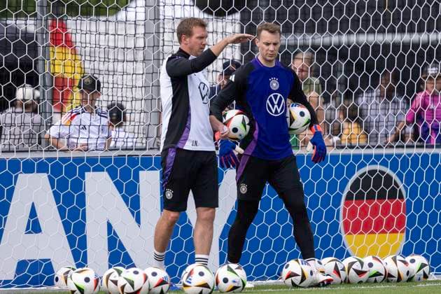 Fussball: Nationalmannschaft, oeffentliches Training am 10.06.2024 in Herzogenaurach. Julian Nagelsmann (Nationalmannschaft Deutschland, Trainer) im Tor gibt Manuel Neuer (Nationalmannschaft Deutschland) Anweisungen. Wichtiger Hinweis: Gemaess den Vorgaben der FIFA bzw. der UEFA ist es untersagt, in dem Stadion und oder vom Spiel angefertigte Fotoaufnahmen in Form von Sequenzbildern und oder videoaehnlichen Fotostrecken zu verwerten bzw. verwerten zu lassen. Foto: Kirchner-Media DI Copyright: xKirchner-Media DIx