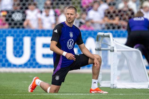Fussball: Nationalmannschaft, oeffentliches Training am 10.06.2024 in Herzogenaurach. Waldemar Anton (Nationalmannschaft Deutschland) bei Dehnuebungen. Wichtiger Hinweis: Gemaess den Vorgaben der FIFA bzw. der UEFA ist es untersagt, in dem Stadion und oder vom Spiel angefertigte Fotoaufnahmen in Form von Sequenzbildern und oder videoaehnlichen Fotostrecken zu verwerten bzw. verwerten zu lassen. Foto: Kirchner-Media DI Copyright: xKirchner-Media DIx
