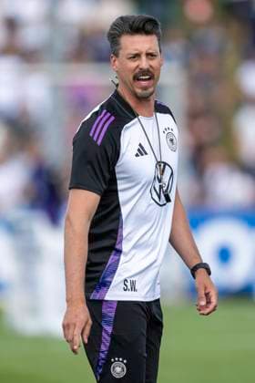 Fussball: Nationalmannschaft, oeffentliches Training am 10.06.2024 in Herzogenaurach. Sandro Wagner (Nationalmannschaft Deutschland, Assistenztrainer) gibt lautstark Anweisungen. Wichtiger Hinweis: Gemaess den Vorgaben der FIFA bzw. der UEFA ist es untersagt, in dem Stadion und oder vom Spiel angefertigte Fotoaufnahmen in Form von Sequenzbildern und oder videoaehnlichen Fotostrecken zu verwerten bzw. verwerten zu lassen. Foto: Kirchner-Media DI Copyright: xKirchner-Media DIx