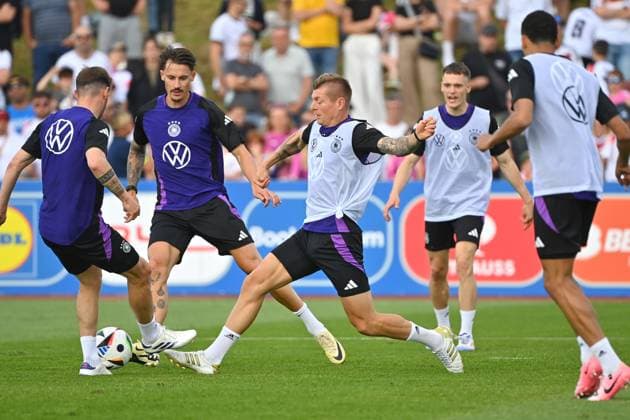 Toni KROOS (GER), Aktion,Zweikampf gegen Robin KOCH (GER) und Pascal GROSS (GER). Oeffentliches Training, Deutsche Fussball Nationalmannschaft,Trainingslager in Herzogenaurach am 10.06.2024 Â