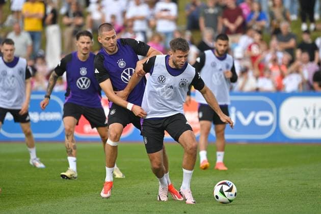 Niclas FUELLKRUG (GER), Aktion,Zweikampf gegen Waldemar ANTON (GER). Oeffentliches Training, Deutsche Fussball Nationalmannschaft,Trainingslager in Herzogenaurach am 10.06.2024 Â