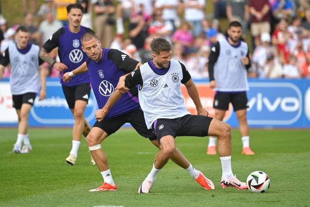 Niclas FUELLKRUG (GER), Aktion,Zweikampf gegen Waldemar ANTON (GER). Oeffentliches Training, Deutsche Fussball Nationalmannschaft,Trainingslager in Herzogenaurach am 10.06.2024 Â