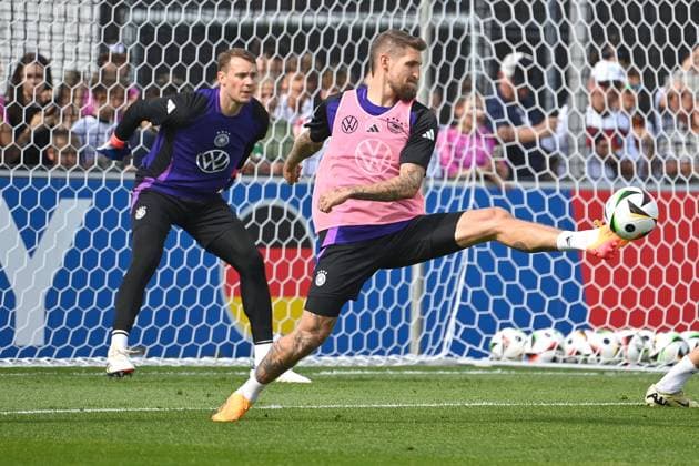 Robert Andrich (GER) am Ball, hi:Torwart Manuel NEUER (GER) ,Aktion, Oeffentliches Training, Deutsche Fussball Nationalmannschaft,Trainingslager in Herzogenaurach am 10.06.2024 Â