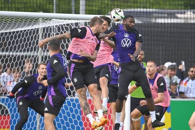 v.li:Robert Andrich (GER), Robin KOCH (GER), Antonio Ruediger (GER),Aktion,Zweikampf. Oeffentliches Training, Deutsche Fussball Nationalmannschaft,Trainingslager in Herzogenaurach am 10.06.2024 Â