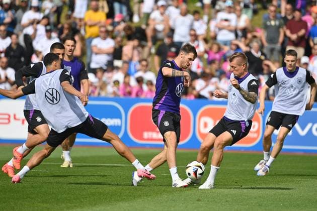 Pascal GROSS (GER), Aktion,Zweikampf gegen Toni KROOS (GER). Oeffentliches Training, Deutsche Fussball Nationalmannschaft,Trainingslager in Herzogenaurach am 10.06.2024 Â