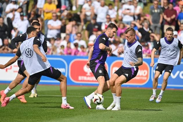 Pascal GROSS (GER), Aktion,Zweikampf gegen Toni KROOS (GER). Oeffentliches Training, Deutsche Fussball Nationalmannschaft,Trainingslager in Herzogenaurach am 10.06.2024 Â