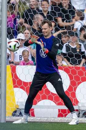 Fussball: Nationalmannschaft, oeffentliches Training am 10.06.2024 in Herzogenaurach. Manuel Neuer (Nationalmannschaft Deutschland) ist konzentriert beim Torwarttraining und hat den Ball voll im Blick. Wichtiger Hinweis: Gemaess den Vorgaben der FIFA bzw. der UEFA ist es untersagt, in dem Stadion und oder vom Spiel angefertigte Fotoaufnahmen in Form von Sequenzbildern und oder videoaehnlichen Fotostrecken zu verwerten bzw. verwerten zu lassen. Foto: Kirchner-Media DI Copyright: xKirchner-Media DIx