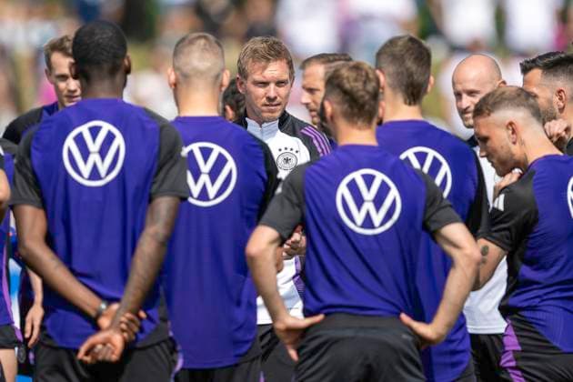 Fussball: Nationalmannschaft, oeffentliches Training am 10.06.2024 in Herzogenaurach. Julian Nagelsmann (Nationalmannschaft Deutschland, Trainer) im Kreise seiner Mannschaft beim oeffentlichen Training. Wichtiger Hinweis: Gemaess den Vorgaben der FIFA bzw. der UEFA ist es untersagt, in dem Stadion und oder vom Spiel angefertigte Fotoaufnahmen in Form von Sequenzbildern und oder videoaehnlichen Fotostrecken zu verwerten bzw. verwerten zu lassen. Foto: Kirchner-Media DI Copyright: xKirchner-Media DIx