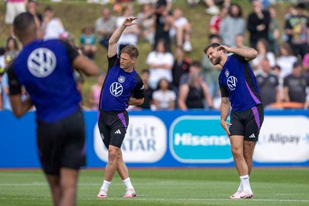 Fussball: Nationalmannschaft, oeffentliches Training am 10.06.2024 in Herzogenaurach. Joshua Kimmich (Nationalmannschaft Deutschland) und Niclas Fuellkrug (Nationalmannschaft Deutschland) bei Dehnuebungen vor den Fans. Wichtiger Hinweis: Gemaess den Vorgaben der FIFA bzw. der UEFA ist es untersagt, in dem Stadion und oder vom Spiel angefertigte Fotoaufnahmen in Form von Sequenzbildern und oder videoaehnlichen Fotostrecken zu verwerten bzw. verwerten zu lassen. Foto: Kirchner-Media DI Copyright: xKirchner-Media DIx