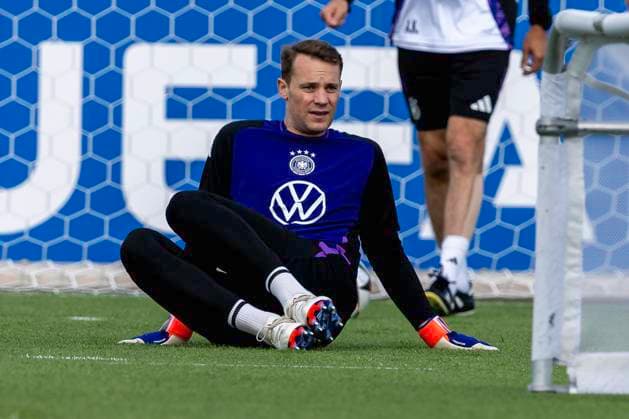 Fussball: Nationalmannschaft, oeffentliches Training am 10.06.2024 in Herzogenaurach. Manuel Neuer (Nationalmannschaft Deutschland) bei Dehnuebungen schaut nachdenklich in die Runde. Wichtiger Hinweis: Gemaess den Vorgaben der FIFA bzw. der UEFA ist es untersagt, in dem Stadion und oder vom Spiel angefertigte Fotoaufnahmen in Form von Sequenzbildern und oder videoaehnlichen Fotostrecken zu verwerten bzw. verwerten zu lassen. Foto: Kirchner-Media DI Copyright: xKirchner-Media DIx