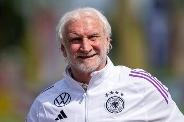 Fussball: Nationalmannschaft, oeffentliches Training am 10.06.2024 in Herzogenaurach. Rudi Voeller (DFB Sportdirektor) beobachtet das Training der Nationalmannschaft. Wichtiger Hinweis: Gemaess den Vorgaben der FIFA bzw. der UEFA ist es untersagt, in dem Stadion und oder vom Spiel angefertigte Fotoaufnahmen in Form von Sequenzbildern und oder videoaehnlichen Fotostrecken zu verwerten bzw. verwerten zu lassen. Foto: Kirchner-Media DI Copyright: xKirchner-Media DIx