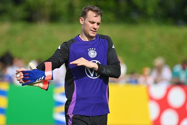 Torwart Manuel NEUER (GER) , Aktion,Einzelbild,angeschnittenes Einzelmotiv,Halbfigur,halbe Figur. Oeffentliches Training, Deutsche Fussball Nationalmannschaft,Trainingslager in Herzogenaurach am 10.06.2024