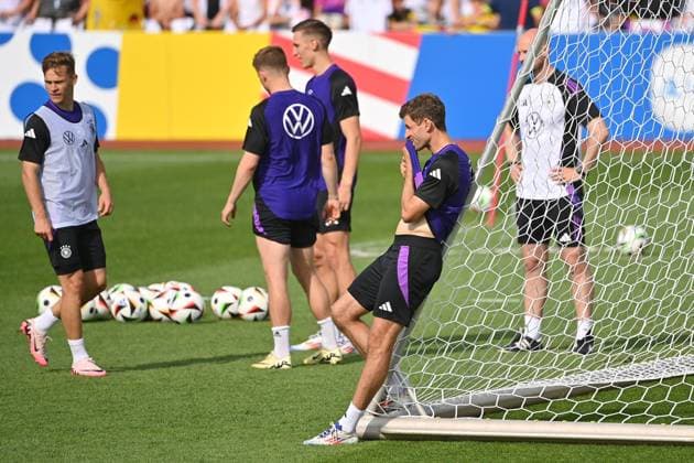 Thomas MUELLER (GER) lehnt am Tor,li:Joshua KIMMICH (GER). Oeffentliches Training, Deutsche Fussball Nationalmannschaft,Trainingslager in Herzogenaurach am 10.06.2024