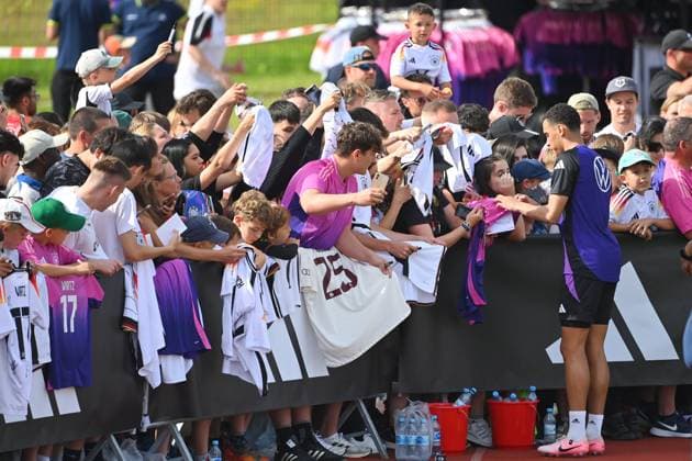 Jamal MUSIALA (GER) schreibt Autogramme fuer die Fans,Fussballfans. Oeffentliches Training, Deutsche Fussball Nationalmannschaft,Trainingslager in Herzogenaurach am 10.06.2024