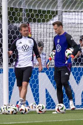 Fussball: Nationalmannschaft, oeffentliches Training am 10.06.2024 in Herzogenaurach. Julian Nagelsmann (Nationalmannschaft Deutschland, Trainer) sucht das intensive Gespraech mit Manuel Neuer (Nationalmannschaft Deutschland). Wichtiger Hinweis: Gemaess den Vorgaben der FIFA bzw. der UEFA ist es untersagt, in dem Stadion und oder vom Spiel angefertigte Fotoaufnahmen in Form von Sequenzbildern und oder videoaehnlichen Fotostrecken zu verwerten bzw. verwerten zu lassen. Foto: Kirchner-Media DI Copyright: xKirchner-Media DIx