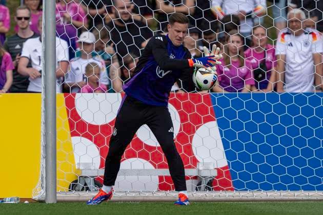 Fussball: Nationalmannschaft, oeffentliches Training am 10.06.2024 in Herzogenaurach. Die Fans hinter dem Tor schauen Marc Andre ter Stegen (Nationalmannschaft Deutschland) beim Torwarttraining zu. Wichtiger Hinweis: Gemaess den Vorgaben der FIFA bzw. der UEFA ist es untersagt, in dem Stadion und oder vom Spiel angefertigte Fotoaufnahmen in Form von Sequenzbildern und oder videoaehnlichen Fotostrecken zu verwerten bzw. verwerten zu lassen. Foto: Kirchner-Media DI Copyright: xKirchner-Media DIx