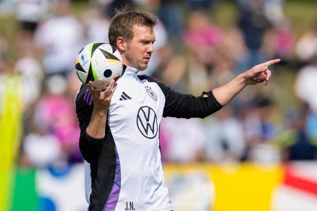 Fussball: Nationalmannschaft, oeffentliches Training am 10.06.2024 in Herzogenaurach. Julian Nagelsmann (Nationalmannschaft Deutschland, Trainer) erklaert der Mannschaft mit einem Ball in der Hand die naechste Uebung. Wichtiger Hinweis: Gemaess den Vorgaben der FIFA bzw. der UEFA ist es untersagt, in dem Stadion und oder vom Spiel angefertigte Fotoaufnahmen in Form von Sequenzbildern und oder videoaehnlichen Fotostrecken zu verwerten bzw. verwerten zu lassen. Foto: Kirchner-Media DI Copyright: xKirchner-Media DIx