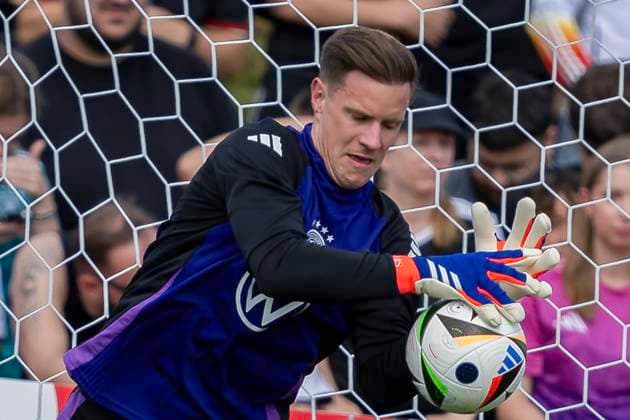 Fussball: Nationalmannschaft, oeffentliches Training am 10.06.2024 in Herzogenaurach. Marc Andre ter Stegen (Nationalmannschaft Deutschland) ist konzentriert beim Torwarttraining. Wichtiger Hinweis: Gemaess den Vorgaben der FIFA bzw. der UEFA ist es untersagt, in dem Stadion und oder vom Spiel angefertigte Fotoaufnahmen in Form von Sequenzbildern und oder videoaehnlichen Fotostrecken zu verwerten bzw. verwerten zu lassen. Foto: Kirchner-Media DI Copyright: xKirchner-Media DIx