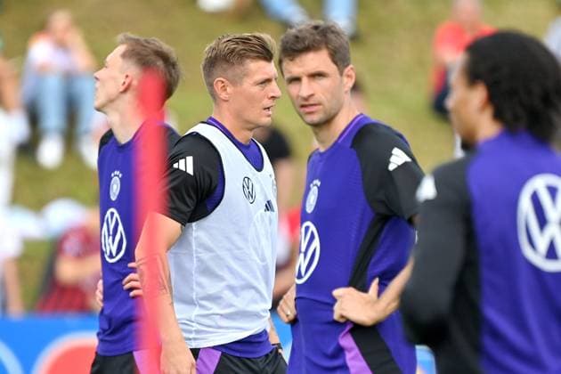 Toni KROOS (GER), hi:Thomas MUELLER (GER), li:Maximilian BEIER (GER). Oeffentliches Training, Deutsche Fussball Nationalmannschaft,Trainingslager in Herzogenaurach am 10.06.2024