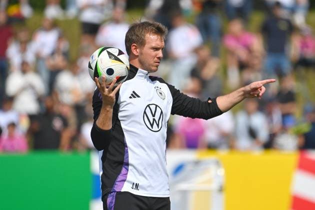 Bundestrainer Julian NAGELSMANN (GER), Gestik,gibt Anweisungen, Einzelbild,angeschnittenes Einzelmotiv,Halbfigur,halbe Figur. Oeffentliches Training, Deutsche Fussball Nationalmannschaft,Trainingslager in Herzogenaurach am 10.06.2024