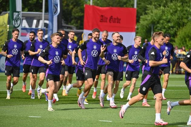 Spieler beim Warmlaufen. Oeffentliches Training, Deutsche Fussball Nationalmannschaft,Trainingslager in Herzogenaurach am 10.06.2024