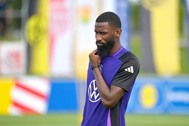 Antonio Ruediger (GER) skeptisch,Gestik, Aktion,Einzelbild,angeschnittenes Einzelmotiv,Halbfigur,halbe Figur. Oeffentliches Training, Deutsche Fussball Nationalmannschaft,Trainingslager in Herzogenaurach am 10.06.2024