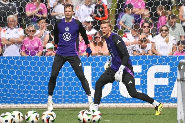 Torwart Jan Reichert , hi.li:Torwart Manuel NEUER (GER) . Oeffentliches Training, Deutsche Fussball Nationalmannschaft,Trainingslager in Herzogenaurach am 10.06.2024