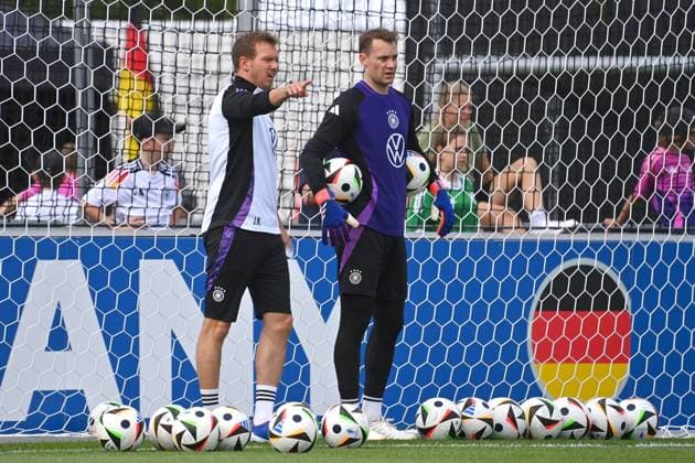 Bundestrainer Julian NAGELSMANN (GER) mit Torwart Manuel NEUER (GER) , Oeffentliches Training, Deutsche Fussball Nationalmannschaft,Trainingslager in Herzogenaurach am 10.06.2024
