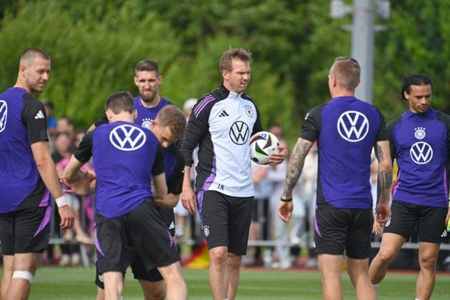Bundestrainer Julian NAGELSMANN (GER), hi:v. Robert Andrich (GER),Waldemar ANTON (GER), re:Toni KROOS (GER), Leroy Sane (GER), Oeffentliches Training, Deutsche Fussball Nationalmannschaft,Trainingslager in Herzogenaurach am 10.06.2024