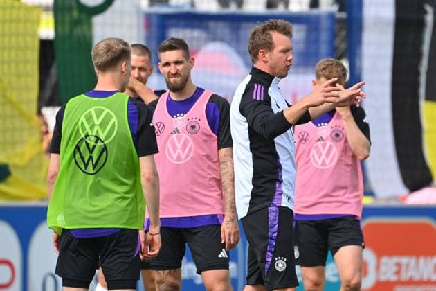 Bundestrainer Julian NAGELSMANN (GER) Gestik,gibt Anweisungen, Robert Andrich (GER), Oeffentliches Training, Deutsche Fussball Nationalmannschaft,Trainingslager in Herzogenaurach am 10.06.2024