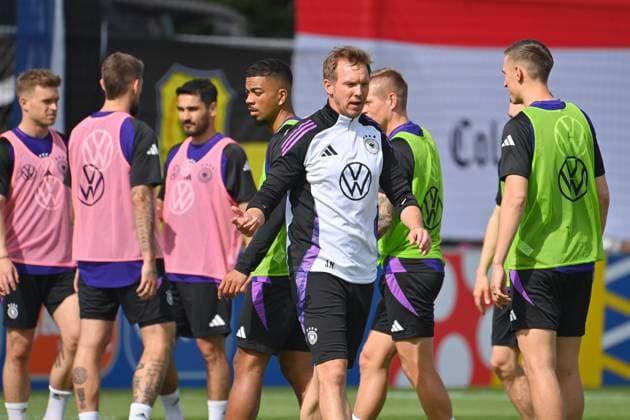 Bundestrainer Julian NAGELSMANN (GER), hi:v.re:Nico SCHLOTTERBECK (GER), Toni KROOS (GER), Benjamin HENRICHS (GER), Ilkay Guendogan (GER), Robert Andrich (GER), Maximilian MITTELSTAEDT (GER). Oeffentliches Training, Deutsche Fussball Nationalmannschaft,Trainingslager in Herzogenaurach am 10.06.2024 *** National coach Julian NAGELSMANN GER , hi v re Nico SCHLOTTERBECK GER , Toni KROOS GER , Benjamin HENRICHS GER , Ilkay Guendogan GER , Robert Andrich GER , Maximilian MITTELSTAEDT GER Public training, German national football team, training camp in Herzogenaurach on 10 06 2024