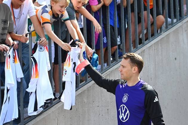 Torwart Manuel NEUER (GER) mit Fans,Fussballfans. Oeffentliches Training, Deutsche Fussball Nationalmannschaft,Trainingslager in Herzogenaurach am 10.06.2024