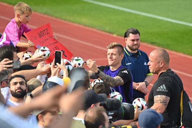 Toni KROOS (GER) mit Fans,Fussballfans,schreibt Autogramme. Oeffentliches Training, Deutsche Fussball Nationalmannschaft,Trainingslager in Herzogenaurach am 10.06.2024