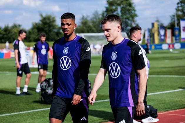 Trainingslager Vorbereitung UEFA EURO 2024 Deutschland; 10.06.2024 Benjamin Henrichs (Deutschland, 20), Florian Wirtz (Deutschland, 17) nach dem Training Trainingslager Vorbereitung UEFA EURO 2024 Deutschland - Öffentliches Training; Adi-Dassler-Stadion, Herzogenaurach am 10.06.2024 Copyright: xBEAUTIFULxSPORTS Wunderlx