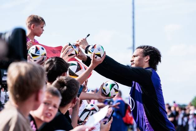 Trainingslager Vorbereitung UEFA EURO 2024 Deutschland; 10.06.2024 Leroy Sane (Deutschland, 19) gibt nach dem Training Autogramme Trainingslager Vorbereitung UEFA EURO 2024 Deutschland - Öffentliches Training; Adi-Dassler-Stadion, Herzogenaurach am 10.06.2024 Copyright: xBEAUTIFULxSPORTS Wunderlx