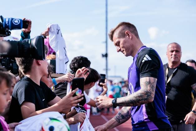 Trainingslager Vorbereitung UEFA EURO 2024 Deutschland; 10.06.2024 Toni Kroos (Deutschland, 8) gibt nach dem Training Autogramme Trainingslager Vorbereitung UEFA EURO 2024 Deutschland - Öffentliches Training; Adi-Dassler-Stadion, Herzogenaurach am 10.06.2024 Copyright: xBEAUTIFULxSPORTS Wunderlx