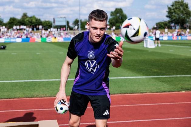 Trainingslager Vorbereitung UEFA EURO 2024 Deutschland; 10.06.2024 Florian Wirtz (Deutschland, 17) unterschreibt Mini Fussballliebe UEFA EURO, EM, Europameisterschaft,Fussball 24 Bälle und wirft sie den Fans zu Trainingslager Vorbereitung UEFA EURO 2024 Deutschland - Öffentliches Training; Adi-Dassler-Stadion, Herzogenaurach am 10.06.2024 Copyright: xBEAUTIFULxSPORTS Wunderlx