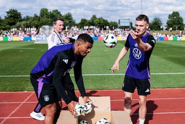 Trainingslager Vorbereitung UEFA EURO 2024 Deutschland; 10.06.2024 Benjamin Henrichs (Deutschland, 20) und Florian Wirtz (Deutschland, 17) unterschreiben Mini Fussballliebe UEFA EURO, EM, Europameisterschaft,Fussball 24 Bälle und werfen sie den Fans zu Trainingslager Vorbereitung UEFA EURO 2024 Deutschland - Öffentliches Training; Adi-Dassler-Stadion, Herzogenaurach am 10.06.2024 Copyright: xBEAUTIFULxSPORTS Wunderlx
