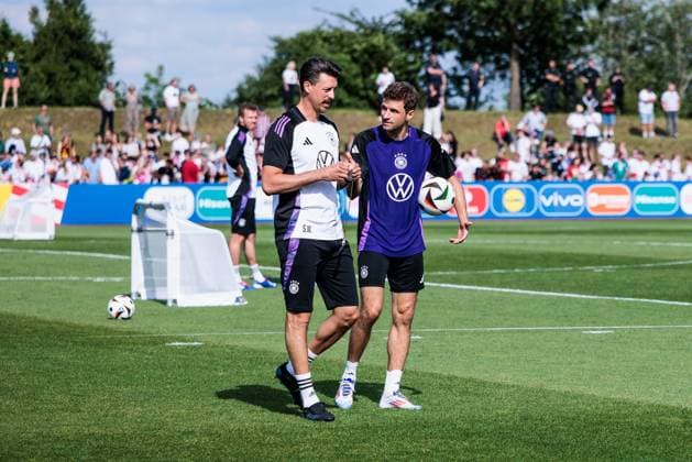 Trainingslager Vorbereitung UEFA EURO 2024 Deutschland; 10.06.2024 Sandro Wagner (Co-Trainer Deutschland) und Thomas Müller (Deutschland, 13) nach dem Training im Gespräch Trainingslager Vorbereitung UEFA EURO 2024 Deutschland - Öffentliches Training; Adi-Dassler-Stadion, Herzogenaurach am 10.06.2024 Copyright: xBEAUTIFULxSPORTS Wunderlx