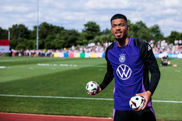 Trainingslager Vorbereitung UEFA EURO 2024 Deutschland; 10.06.2024 Benjamin Henrichs (Deutschland, 20) unterschreibt Mini Fussballliebe UEFA EURO, EM, Europameisterschaft,Fussball 24 Bälle und wirft sie den Fans zu Trainingslager Vorbereitung UEFA EURO 2024 Deutschland - Öffentliches Training; Adi-Dassler-Stadion, Herzogenaurach am 10.06.2024 Copyright: xBEAUTIFULxSPORTS Wunderlx