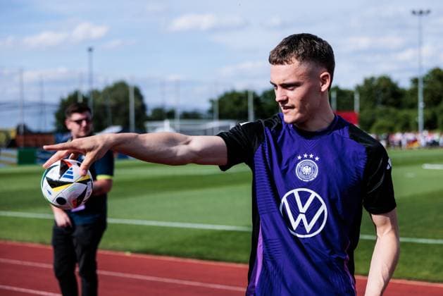 Trainingslager Vorbereitung UEFA EURO 2024 Deutschland; 10.06.2024 Florian Wirtz (Deutschland, 17) unterschreibt Mini Fussballliebe UEFA EURO, EM, Europameisterschaft,Fussball 24 Bälle und wirft sie den Fans zu Trainingslager Vorbereitung UEFA EURO 2024 Deutschland - Öffentliches Training; Adi-Dassler-Stadion, Herzogenaurach am 10.06.2024 Copyright: xBEAUTIFULxSPORTS Wunderlx