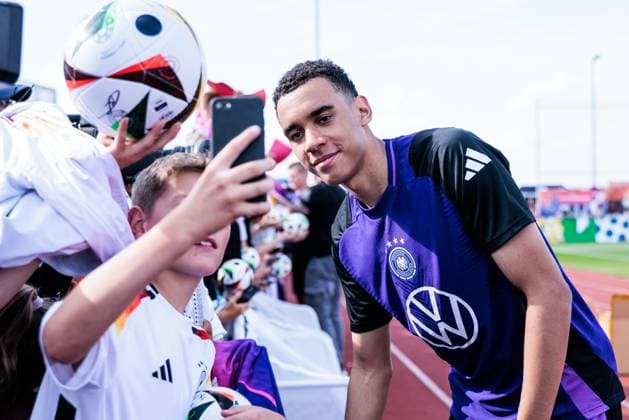 Trainingslager Vorbereitung UEFA EURO 2024 Deutschland; 10.06.2024 Jamal Musiala (Deutschland, 10) gibt nach dem Training Autogramme und macht Selfies Trainingslager Vorbereitung UEFA EURO 2024 Deutschland - Öffentliches Training; Adi-Dassler-Stadion, Herzogenaurach am 10.06.2024 Copyright: xBEAUTIFULxSPORTS Wunderlx