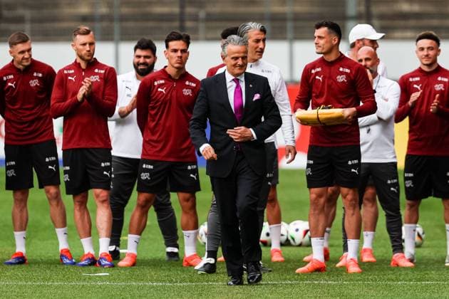 Oberbürgermeister der Landeshauptstadt Stuttgart Frank Nopper uebereicht das Gastgeschenk an Murat Yakin (Swiss, Schweiz, Coach, Trainer) und Granit Xhaka (Swiss, Schweiz, 10) GER, Training Fussball Herren Nationalmannschaft Schweiz, Swiss, UEFA Fussball Europameisterschaft 2024 DFB DFL REGULATIONS PROHIBIT ANY USE OF PHOTOGRAPHS AS IMAGE SEQUENCES AND OR QUASI-VIDEO GER, Training Fussball Herren Nationalmannschaft Schweiz, Swiss, UEFA Fussball Europameisterschaft 2024 Stuttgart Copyright: xEibner-Pressefoto RogerxBuerkex EP