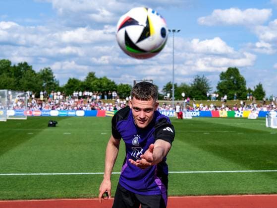 Sport Bilder des Tages Florian Wirtz (Deutschland , 17) Verteilt Baelle an Fans, GER, DFB, Oeffentliches Training, Fussball Herren Nationalmannschaft Deutschland, UEFA Fussball Europameisterschaft 2024, Herzogenaurach 10.06.2024. GER, DFB, Oeffentliches Training, Fussball Herren Nationalmannschaft Deutschland, UEFA Fussball Europameisterschaft 2024, Herzogenaurach 10.06.2024. Herzogenaurach Copyright: xEibner-Pressefoto FlorianxWieganx EP_FWD