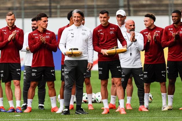 Murat Yakin (Swiss, Schweiz, Coach, Trainer), Granit Xhaka (Swiss, Schweiz,) mit dem Geschenk der Stadt Stuttgart GER, Training Fussball Herren Nationalmannschaft Schweiz, Swiss, UEFA Fussball Europameisterschaft 2024 DFB DFL REGULATIONS PROHIBIT ANY USE OF PHOTOGRAPHS AS IMAGE SEQUENCES AND OR QUASI-VIDEO GER, Training Fussball Herren Nationalmannschaft Schweiz, Swiss, UEFA Fussball Europameisterschaft 2024 Stuttgart Copyright: xEibner-Pressefoto RogerxBuerkex EP