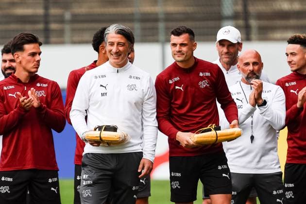 Sport Themen der Woche KW24 Sport Bilder des Tages Murat Yakin (Swiss, Schweiz, Coach, Trainer), Granit Xhaka (Swiss, Schweiz, ) mit dem Geschenk der Stadt Stuttgart GER, Training Fussball Herren Nationalmannschaft Schweiz, Swiss, UEFA Fussball Europameisterschaft 2024 DFB DFL REGULATIONS PROHIBIT ANY USE OF PHOTOGRAPHS AS IMAGE SEQUENCES AND OR QUASI-VIDEO GER, Training Fussball Herren Nationalmannschaft Schweiz, Swiss, UEFA Fussball Europameisterschaft 2024 Stuttgart *** Murat Yakin Swiss, Switzerland, Coach, Trainer , Granit Xhaka Swiss, Switzerland, with the gift of the city of Stuttgart GER, Training Football Mens National Team Switzerland, Swiss, UEFA European Football Championship 2024 DFB DFL REGULATIONS PROHIBIT ANY USE OF PHOTOGRAPHS AS IMAGE SEQUENCES AND OR QUASI VIDEO GER, Training Football Mens National Team Switzerland, Swiss, UEFA European Football Championship 2024 Stuttgart Copyright: xEibner-Pressefoto RogerxBuerkex EP