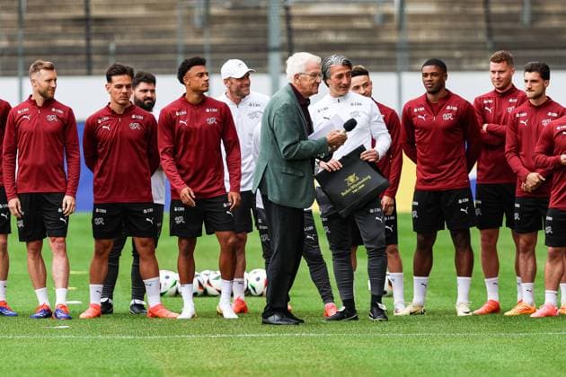 Winfried Kretschmann und Murat Yakin (Swiss, Schweiz, Coach, Trainer) GER, Training Fussball Herren Nationalmannschaft Schweiz, Swiss, UEFA Fussball Europameisterschaft 2024 DFB DFL REGULATIONS PROHIBIT ANY USE OF PHOTOGRAPHS AS IMAGE SEQUENCES AND OR QUASI-VIDEO GER, Training Fussball Herren Nationalmannschaft Schweiz, Swiss, UEFA Fussball Europameisterschaft 2024 Stuttgart Copyright: xEibner-Pressefoto RogerxBuerkex EP