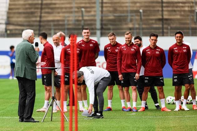 Murat Yakin (Swiss, Schweiz, Coach, Trainer) sammelt die Blaetter der Rede von Winfried Kretschmann ein . GER, Training Fussball Herren Nationalmannschaft Schweiz, Swiss, UEFA Fussball Europameisterschaft 2024 DFB DFL REGULATIONS PROHIBIT ANY USE OF PHOTOGRAPHS AS IMAGE SEQUENCES AND OR QUASI-VIDEO GER, Training Fussball Herren Nationalmannschaft Schweiz, Swiss, UEFA Fussball Europameisterschaft 2024 Stuttgart Copyright: xEibner-Pressefoto RogerxBuerkex EP