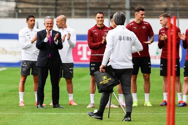 Oberbürgermeister der Landeshauptstadt Stuttgart Frank Nopper applaudiert dem Murat Yakin (Swiss, Schweiz, Coach, Trainer) GER, Training Fussball Herren Nationalmannschaft Schweiz, Swiss, UEFA Fussball Europameisterschaft 2024 DFB DFL REGULATIONS PROHIBIT ANY USE OF PHOTOGRAPHS AS IMAGE SEQUENCES AND OR QUASI-VIDEO GER, Training Fussball Herren Nationalmannschaft Schweiz, Swiss, UEFA Fussball Europameisterschaft 2024 Stuttgart Copyright: xEibner-Pressefoto RogerxBuerkex EP